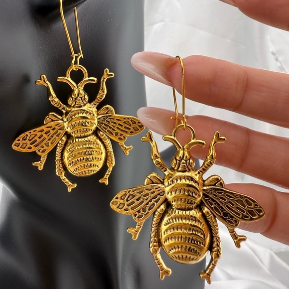 Betsey Johnson Jewelry - New! 🎁 Gold Honey bee vintage color Dangle Earrings
